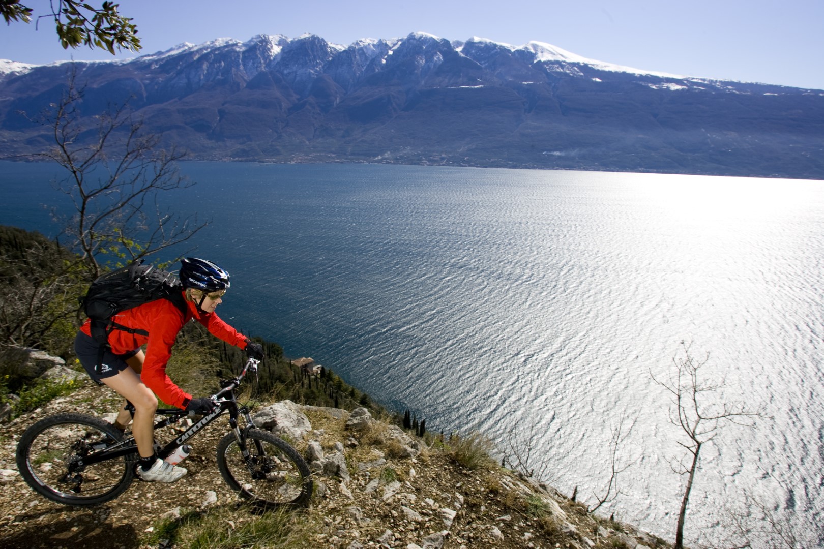 Mountain bike con vista lago